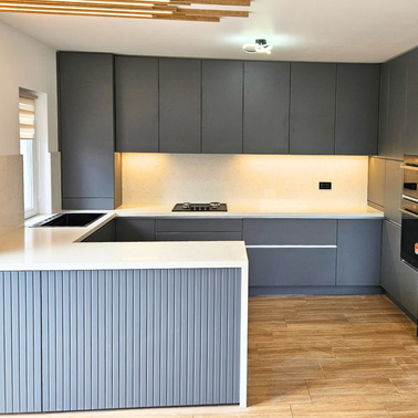 Mobilier la comandă pentru bucătărie NORVINIA, cu mânere ascunse GOLA și blat din cuarț compozit