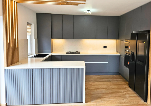 Mobilier la comandă pentru bucătărie NORVINIA, cu mânere ascunse GOLA și blat din cuarț compozit