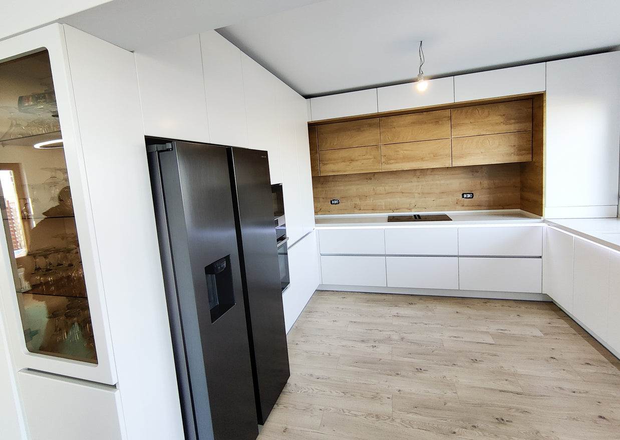 Mobilier bucătărie NORVINIA din MDF termoformat alb satin cu blat din cuarț compozit și chiuvetă montată sub blat