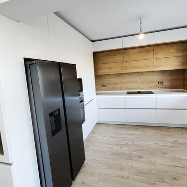 Mobilier bucătărie NORVINIA din MDF termoformat alb satin cu blat din cuarț compozit și chiuvetă montată sub blat