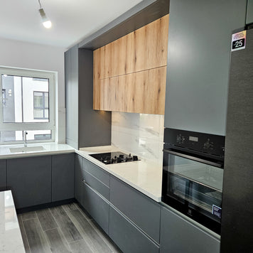 Mobilă de bucătărie din MDF termoformat fabricată la comandă de NORVINIA cu blat din cuarț compozit