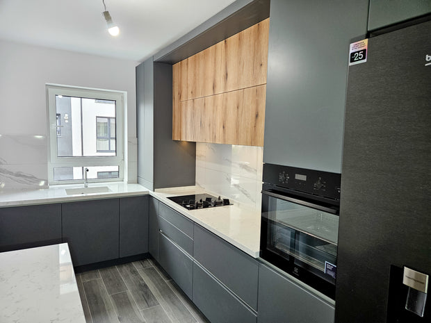 Mobilă de bucătărie din MDF termoformat fabricată la comandă de NORVINIA cu blat din cuarț compozit