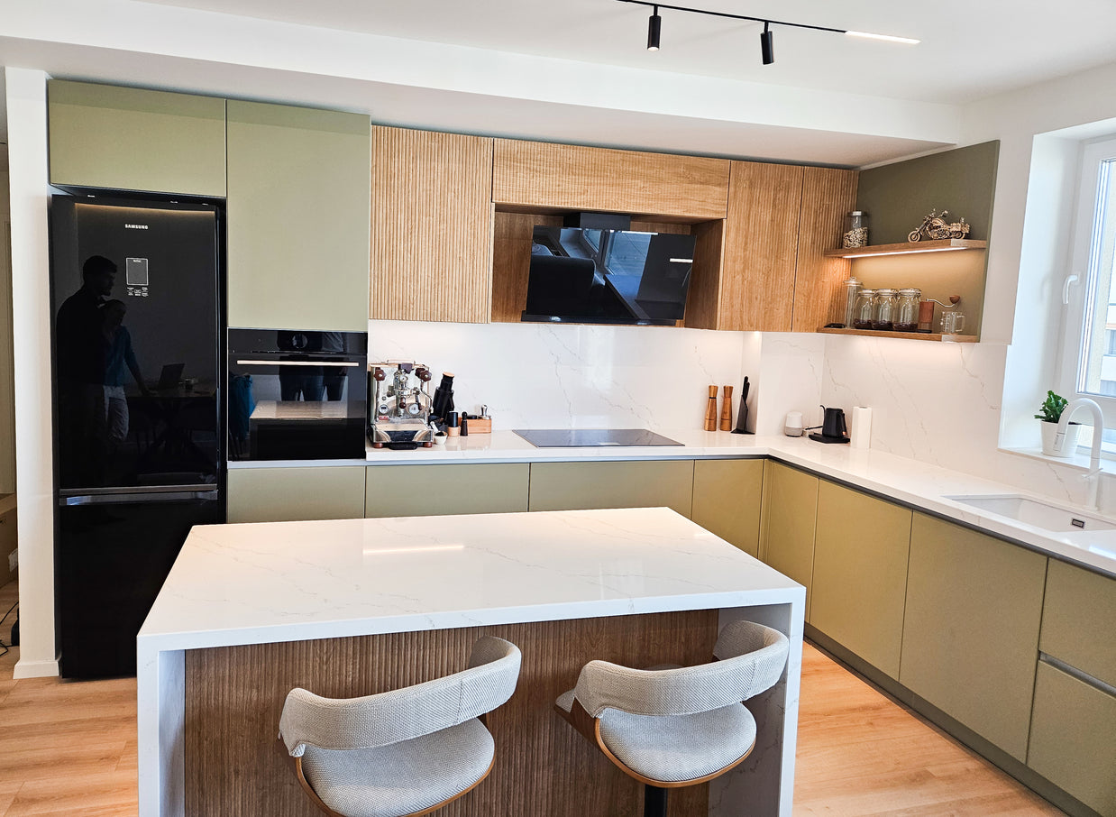 Mobilier de bucătărie NORVINIA cu blat din cuarț compozit și chiuvetă montată sub blat, fronturi din MDF termoformat