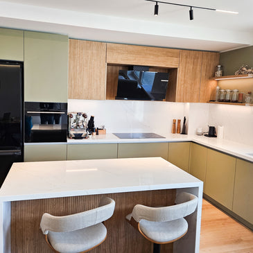 Mobilier de bucătărie NORVINIA cu blat din cuarț compozit și chiuvetă montată sub blat, fronturi din MDF termoformat