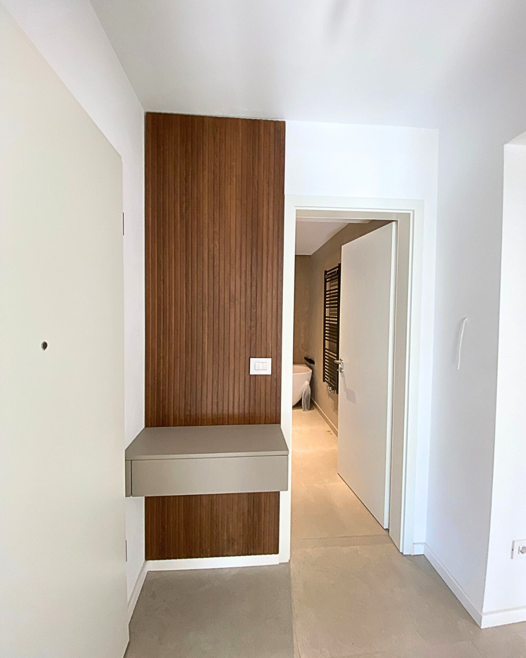 Mobilier pentru hol cu riflaj realizat la comandă de NORVINIA