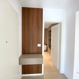 Mobilier pentru hol cu riflaj realizat la comandă de NORVINIA