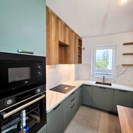 Mobilier bucătărie NORVINIA, cu blat din cuarț compozit și chiuvetă montată sub blat