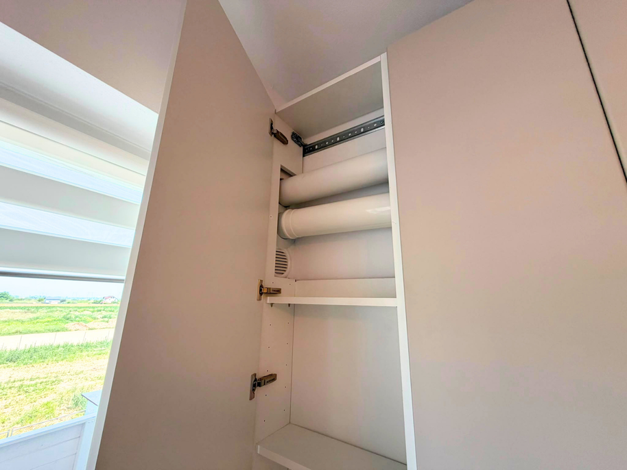 Mobilier din MDF termoformat cu blat din termorezistent și mânere tip profil GOLA