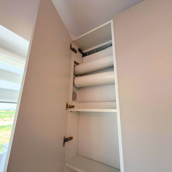 Mobilier din MDF termoformat cu blat din termorezistent și mânere tip profil GOLA