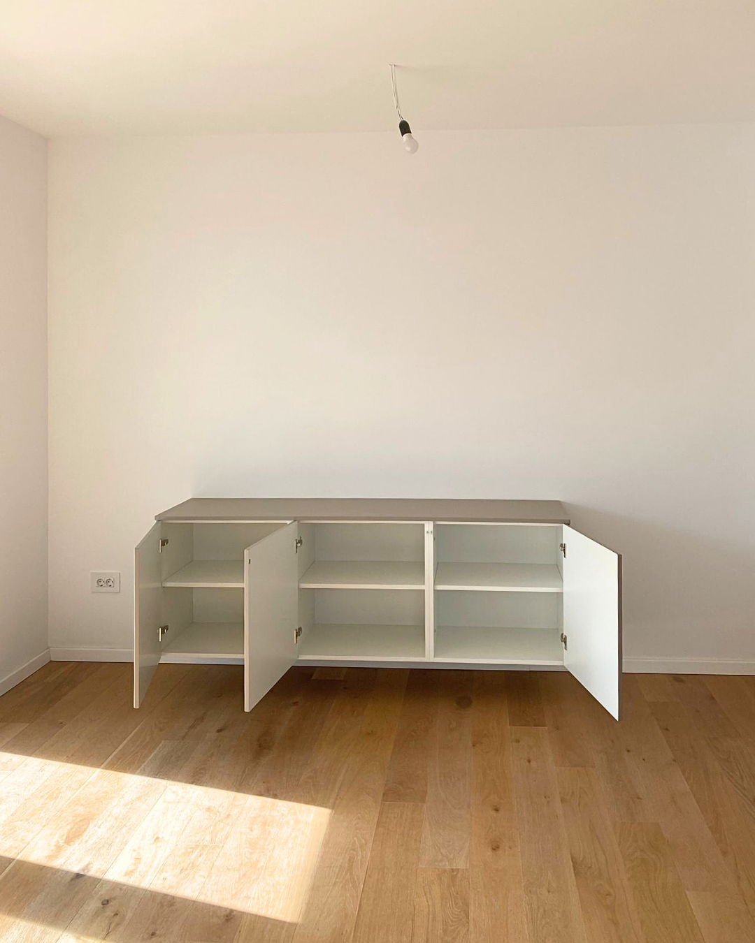 Mobilier pentru living realizat la comandă de NORVINIA