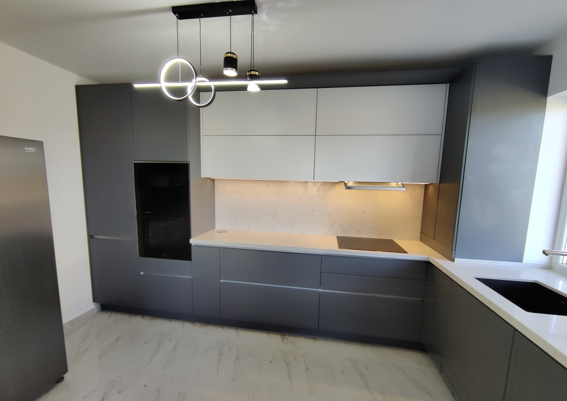 Mobilă bucătărie fabricată la comandă de NORVINIA cu blat și glaf geam din cuarț compozit, mobilier din MDF termoformat