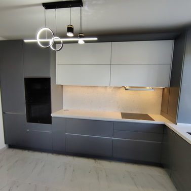 Mobilă bucătărie fabricată la comandă de NORVINIA cu blat și glaf geam din cuarț compozit, mobilier din MDF termoformat