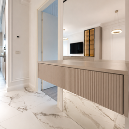 Mobilier pentru hol cu oglindă realizat la comandă de NORVINIA din MDF termoformat