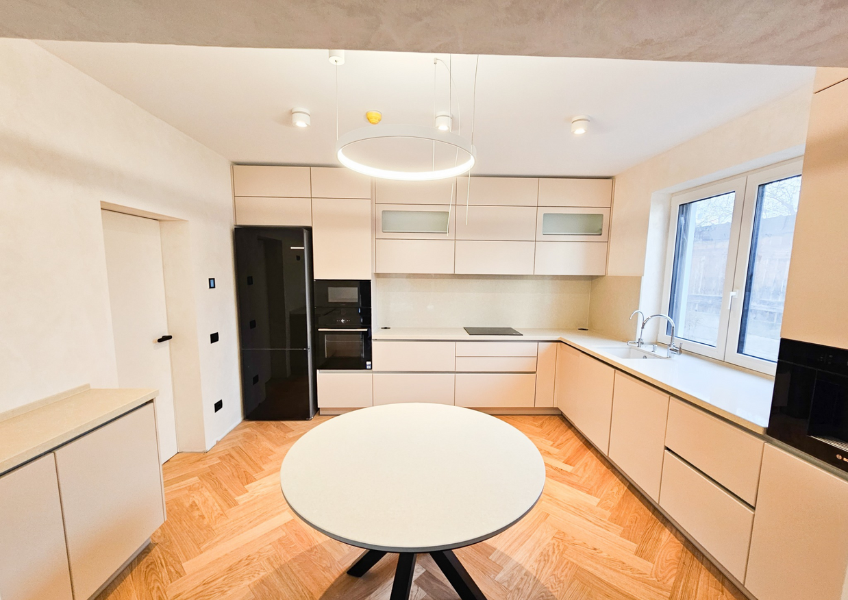 Mobilă bucătărie fabricată la comandă de NORVINIA din MDF termoformat, blat, contrablat și glaf din cuarț compozit