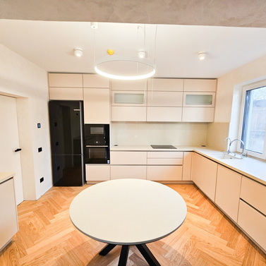 Mobilă bucătărie fabricată la comandă de NORVINIA din MDF termoformat, blat, contrablat și glaf din cuarț compozit