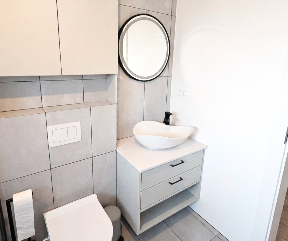 Mobilier pentru baie realizat la comandă de NORVINIA cu blat din cuartz compozit