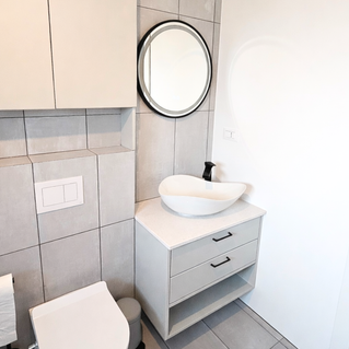 Mobilier pentru baie realizat la comandă de NORVINIA cu blat din cuartz compozit