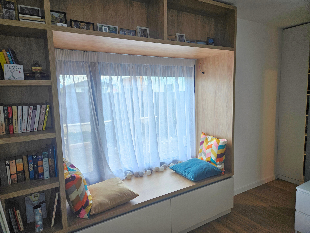 Mobilier la comandă pentru dormitor, zonă fereastră, NORVINIA