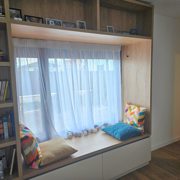 Mobilier la comandă pentru dormitor, zonă fereastră, NORVINIA