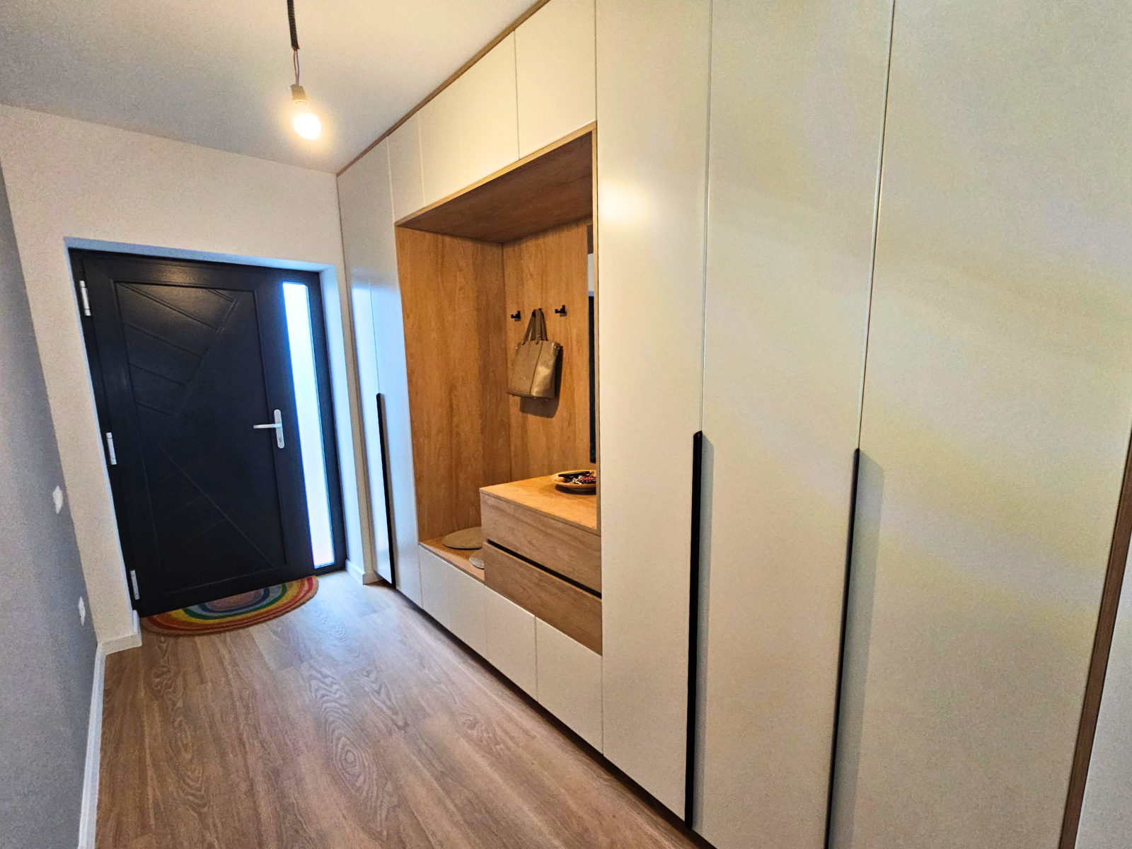 Ansamblu mobilier pentru hol cu oglindă realizat la comandă de NORVINIA