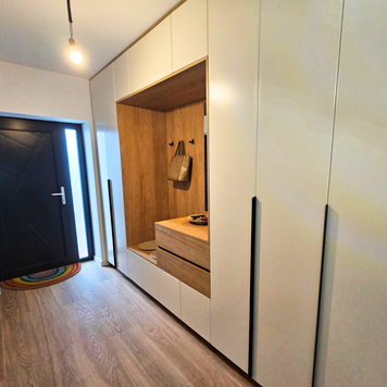 Ansamblu mobilier pentru hol cu oglindă realizat la comandă de NORVINIA