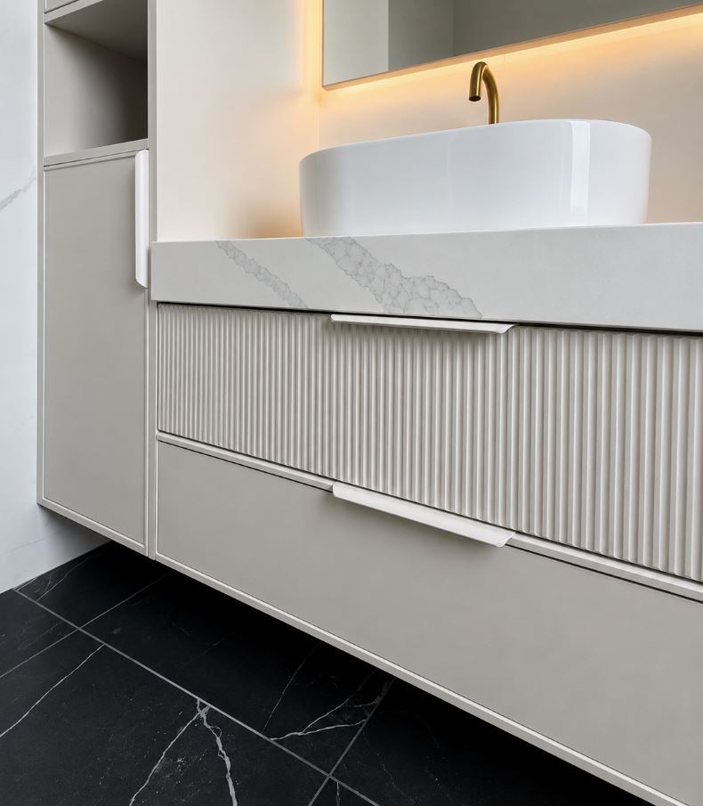 Mobilier pentru baie realizat la comandă de NORVINIA din MDF temoformat cu blat din cuarț compozit și oglindă