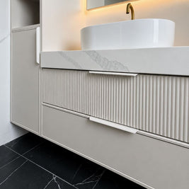 Mobilier pentru baie realizat la comandă de NORVINIA din MDF temoformat cu blat din cuarț compozit și oglindă