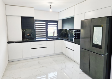 Mobilă de bucătărie fabricată la comandă de NORVINIA cu blat din cuarț compozit, mobilier din MDF termoformat