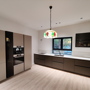 Mobilă bucătărie fabricată la comandă de NORVINIA din MDF termoformat, blat și glaf geam din cuarț compozit