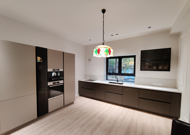 Mobilă bucătărie fabricată la comandă de NORVINIA din MDF termoformat, blat și glaf geam din cuarț compozit