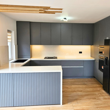 Mobilier la comandă pentru bucătărie NORVINIA, cu mânere ascunse GOLA și blat din cuarț compozit