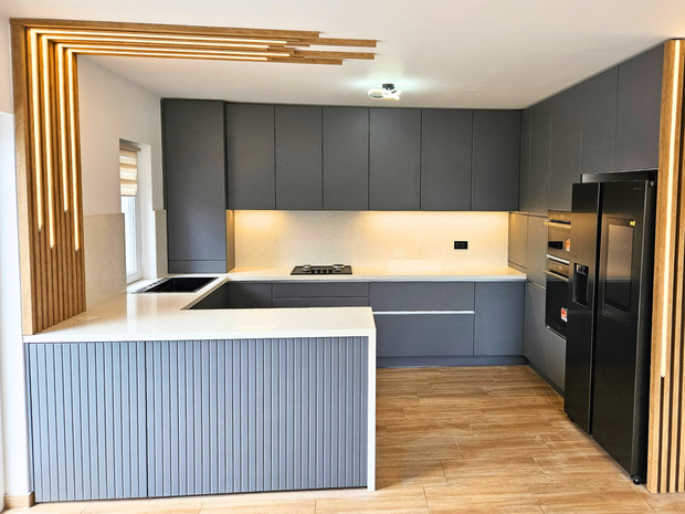 Mobilier la comandă pentru bucătărie NORVINIA, cu mânere ascunse GOLA și blat din cuarț compozit