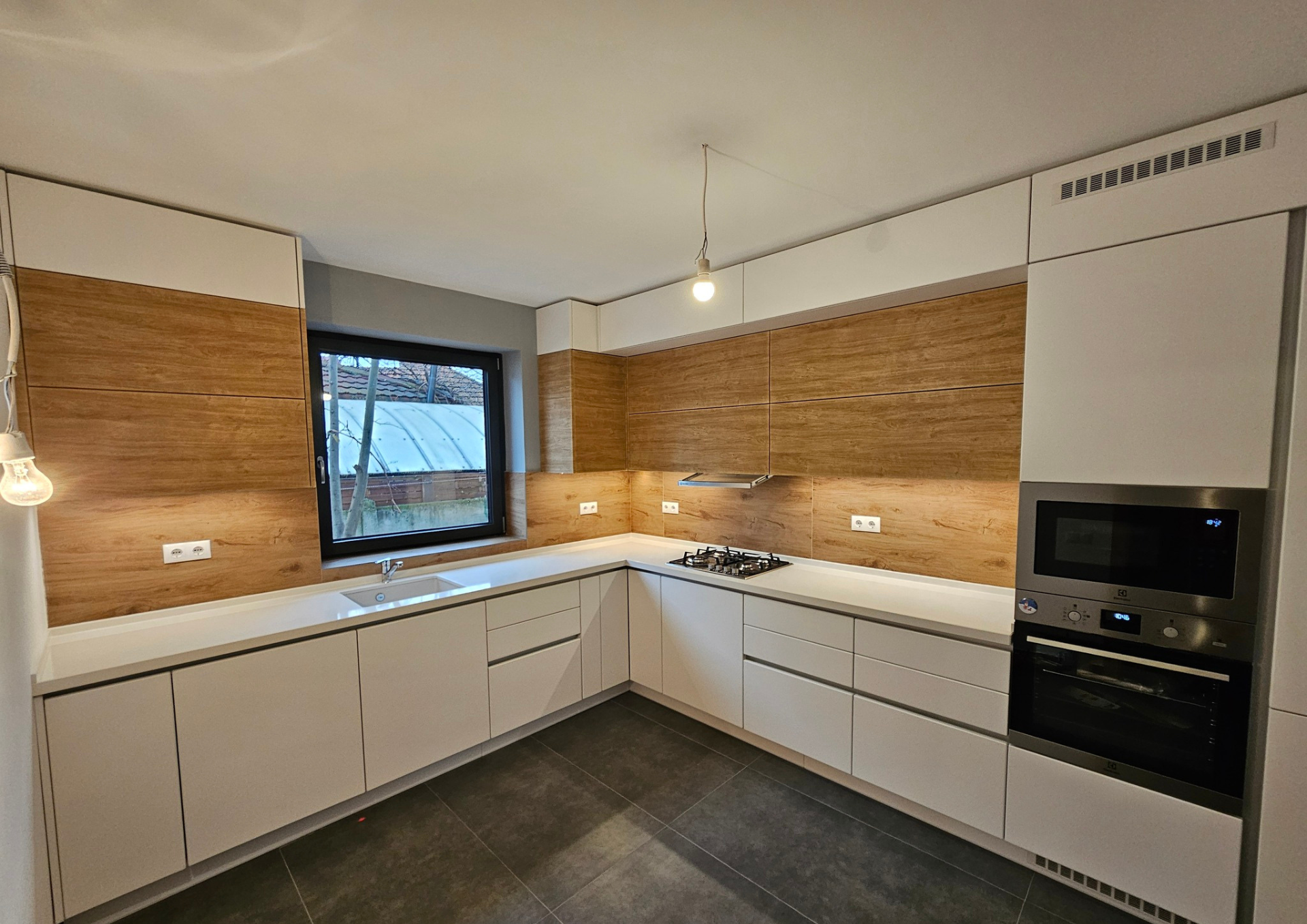 Mobilă bucătărie fabricată la comandă de NORVINIA din MDF termoformat, blat din cuarț compozit cu chiuvetă montată sub blat