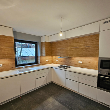 Mobilă bucătărie fabricată la comandă de NORVINIA din MDF termoformat, blat din cuarț compozit cu chiuvetă montată sub blat