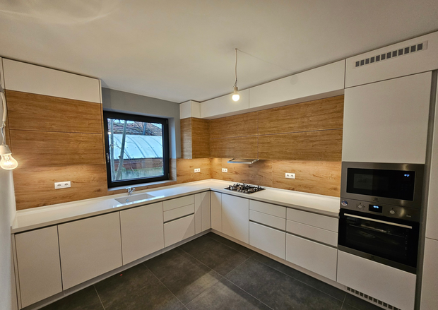 Mobilă bucătărie fabricată la comandă de NORVINIA din MDF termoformat, blat din cuarț compozit cu chiuvetă montată sub blat