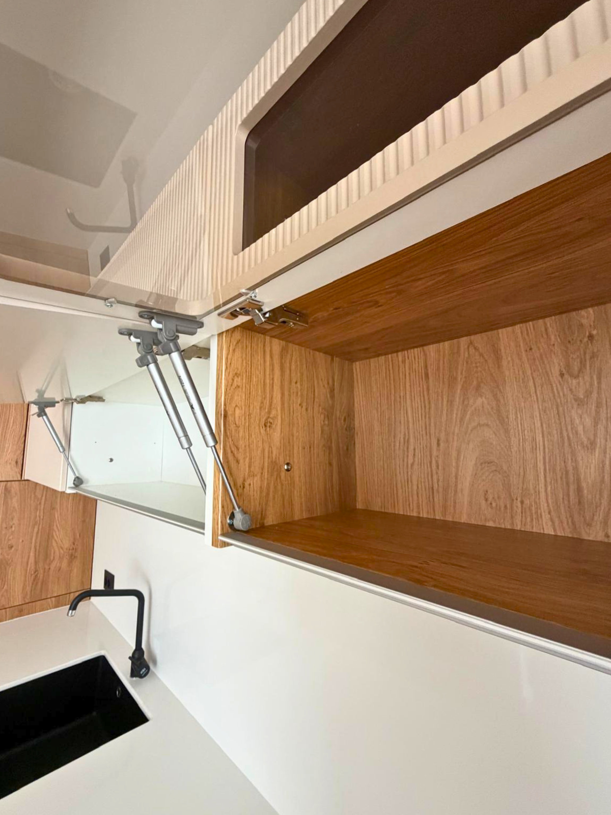 Mobilier de bucătărie NORVINIA, cu fronturi din MDF termoformat, blat și contrablat din cuarț compozit alb și mânere tip profil GOLA, finisaj aluminiu