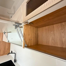 Mobilier de bucătărie NORVINIA, cu fronturi din MDF termoformat, blat și contrablat din cuarț compozit alb și mânere tip profil GOLA, finisaj aluminiu