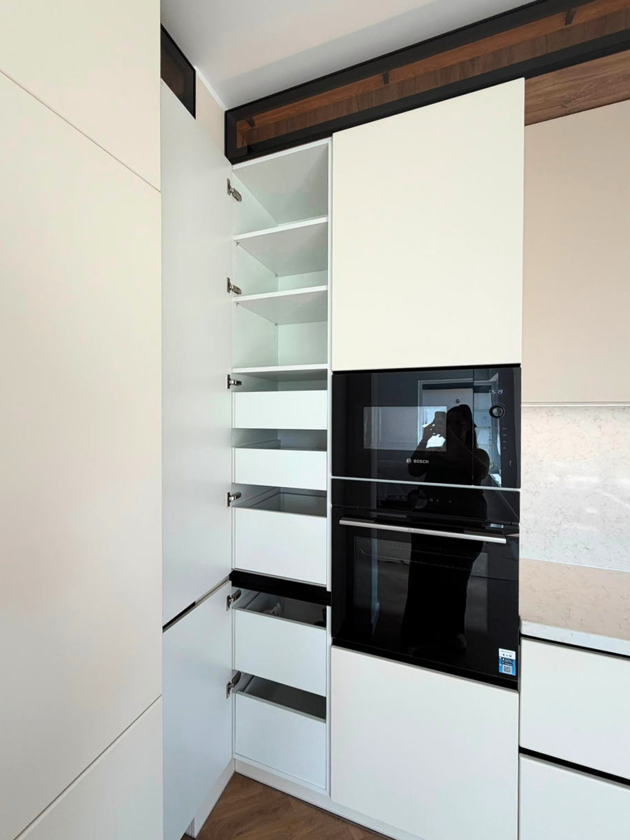 Mobilier din MDF termoformat cu blat din cuarț compozit și mânere gola, finisaj negru mat