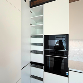 Mobilier din MDF termoformat cu blat din cuarț compozit și mânere gola, finisaj negru mat