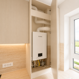 Mobilier de bucătărie NORVINIA, cu fronturi din MDF termoformat, blat termorezistent EGGER și mânere tip profil GOLA