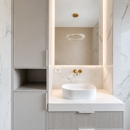 Mobilier pentru baie realizat la comandă de NORVINIA din MDF temoformat cu blat din cuarț compozit și oglindă