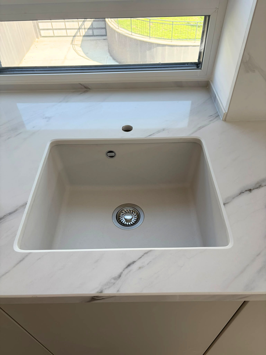 Mobilier din MDF termoformat cu blat din cuarț compozit și mânere GOLA