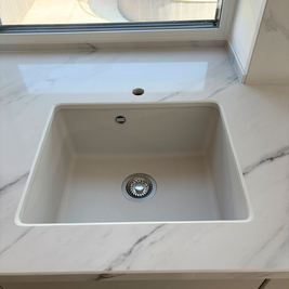 Mobilier din MDF termoformat cu blat din cuarț compozit și mânere GOLA