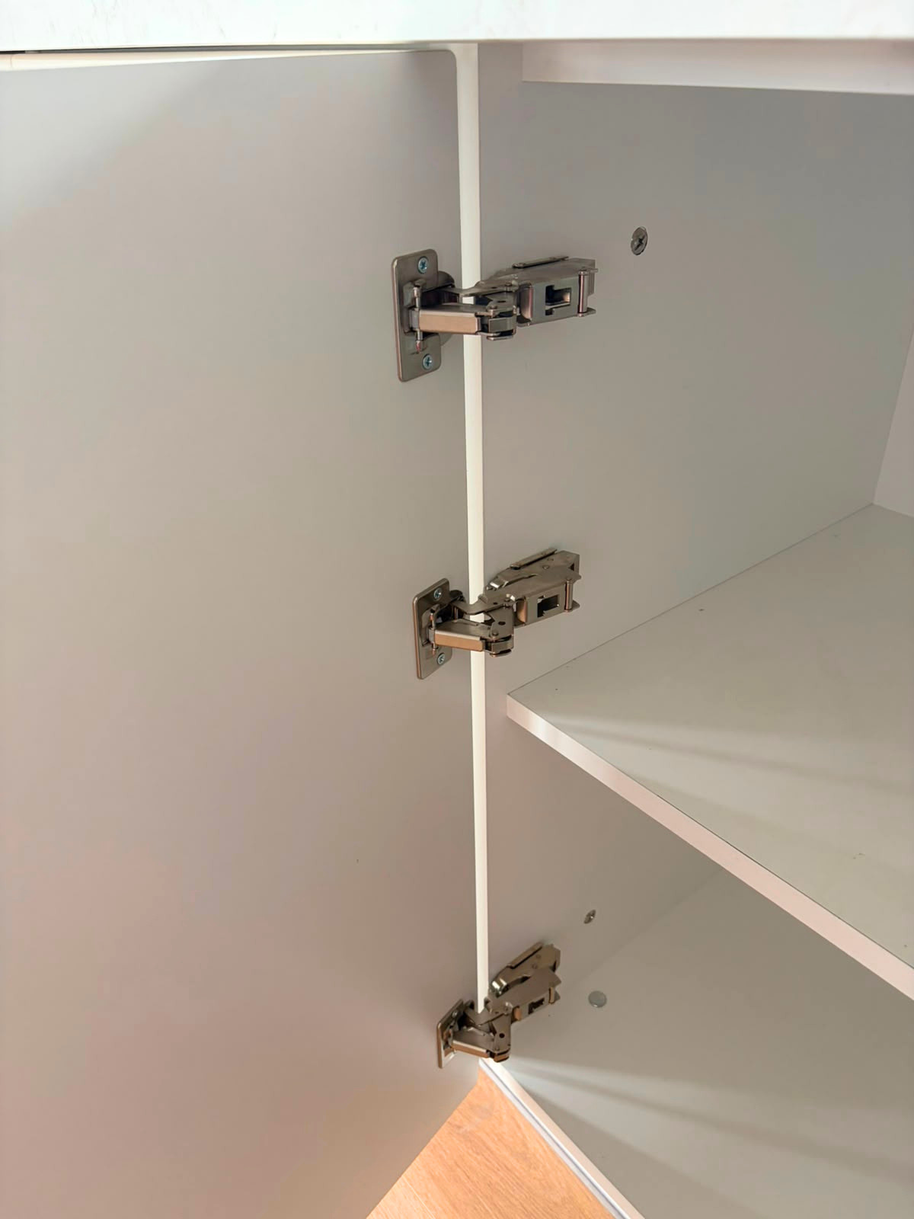 Mobilier din MDF termoformat cu blat din cuarț compozit și mânere metalice aplicate