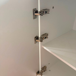 Mobilier din MDF termoformat cu blat din cuarț compozit și mânere metalice aplicate