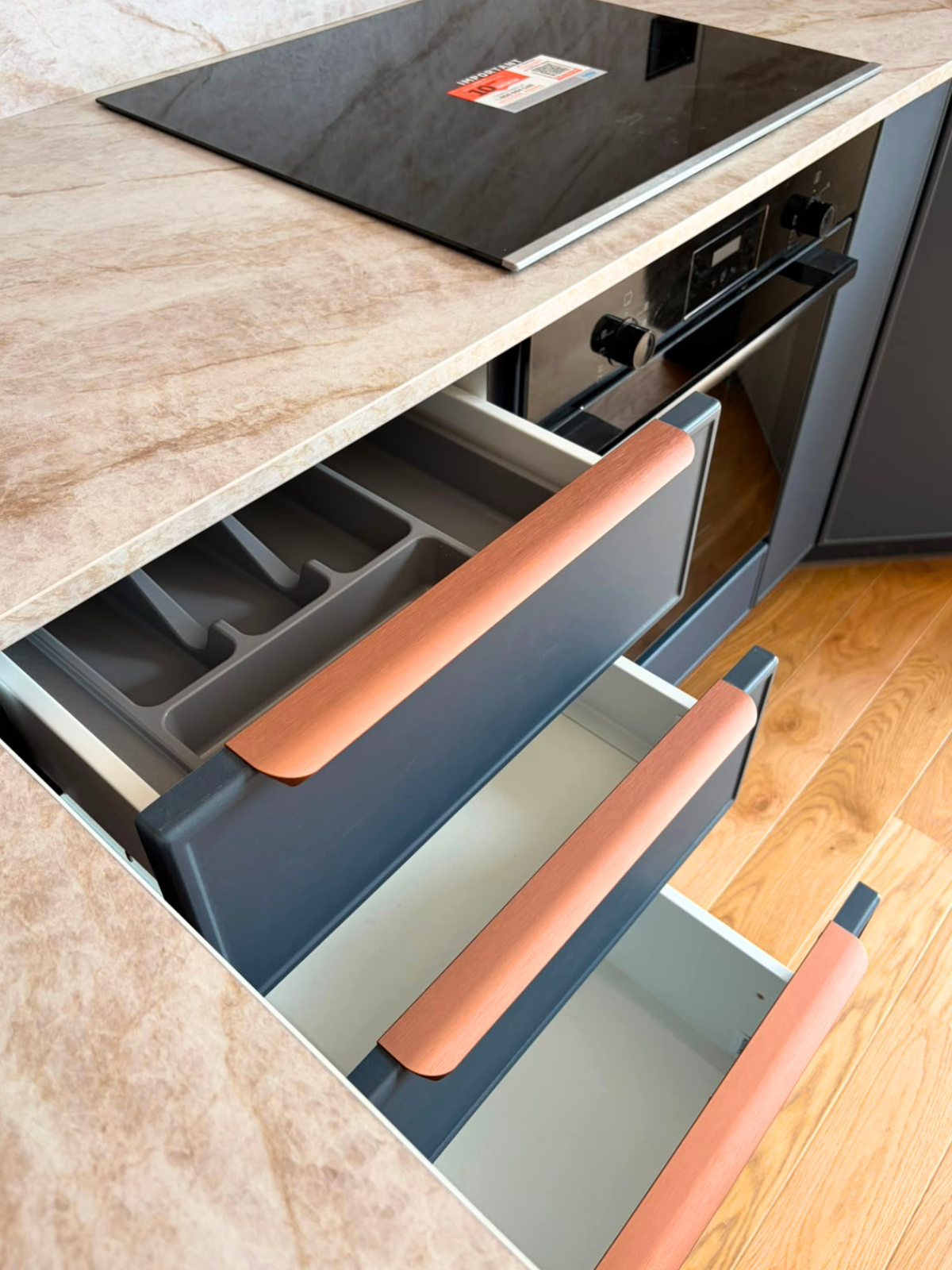 Mobilier din MDF termoformat cu blat termorezistent și mânere metalice aplicate/tip profil GOLA