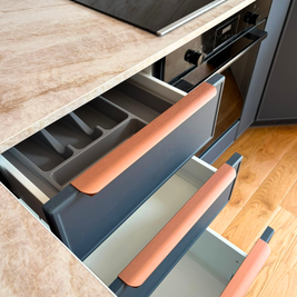 Mobilier din MDF termoformat cu blat termorezistent și mânere metalice aplicate/tip profil GOLA