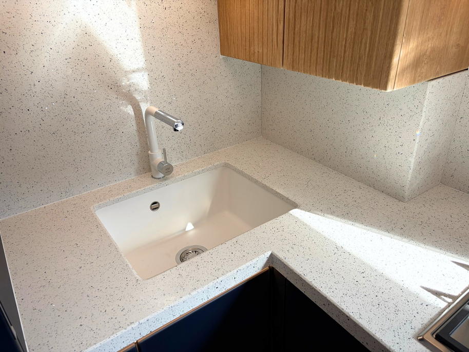 Mobilier din MDF termoformat cu blat, contrablat din cuarț compozit și mânere tip profil GOLA