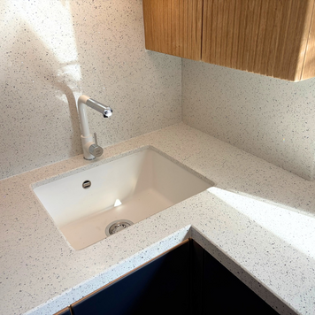 Mobilier din MDF termoformat cu blat, contrablat din cuarț compozit și mânere tip profil GOLA