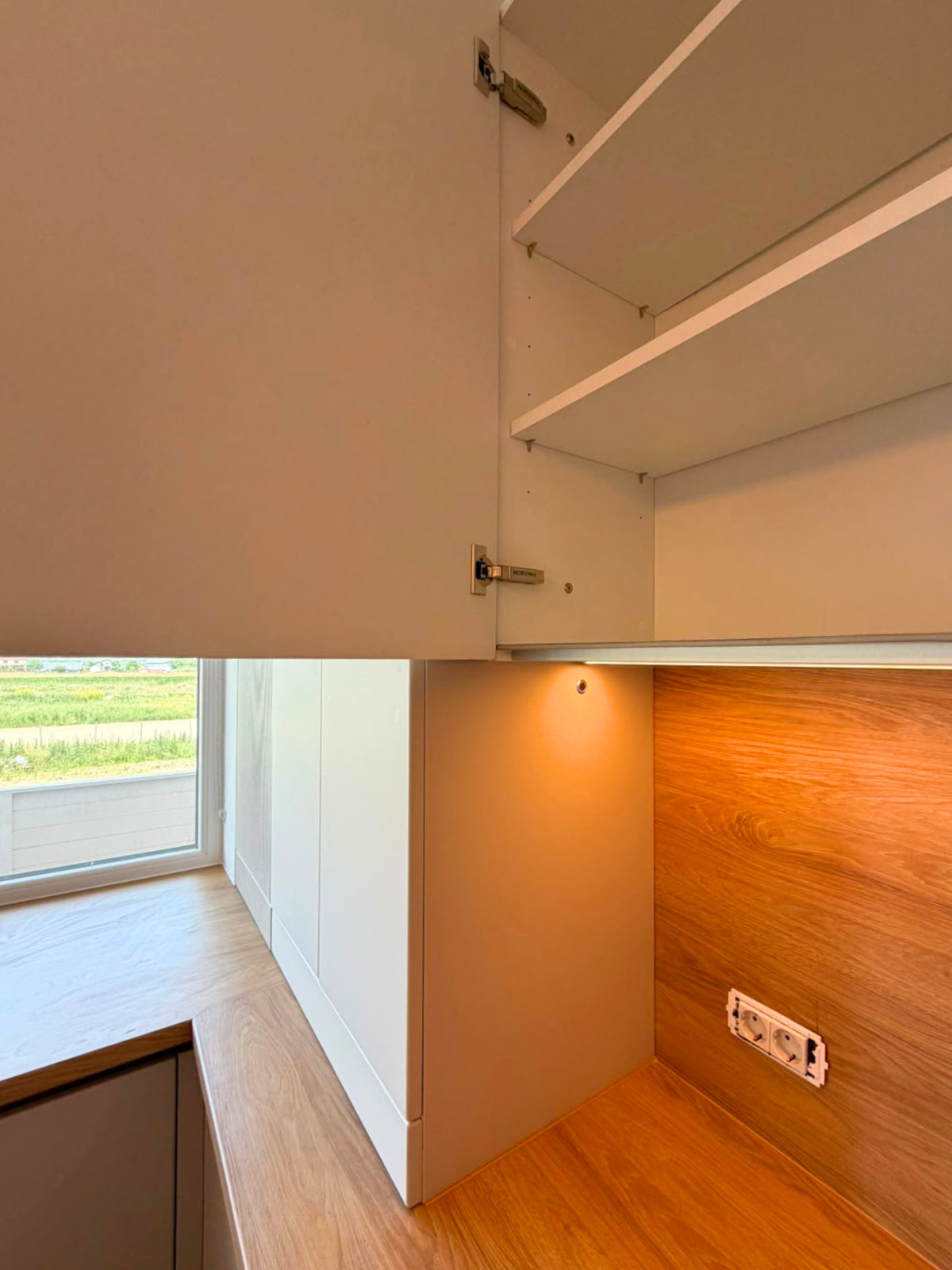 Mobilier din MDF termoformat cu blat din termorezistent și mânere tip profil GOLA